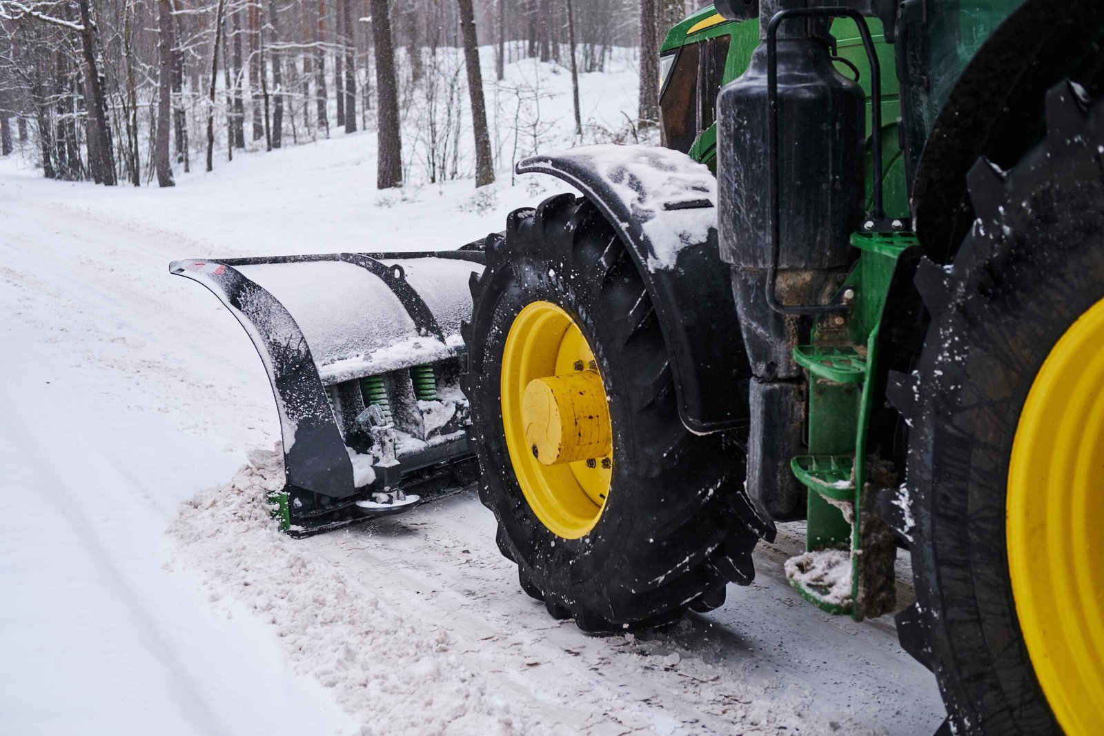 Choose the right snow removal company in Dallas. Get the top Ice Removal Dallas service for your winter needs.